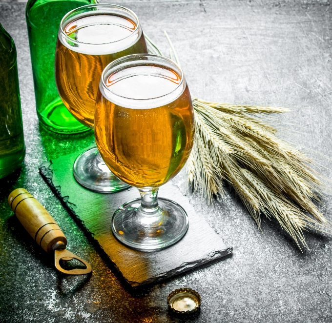 beer-glasses-spikelets-rustic-background@2x