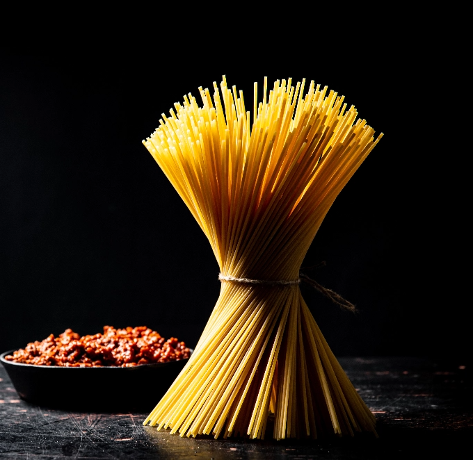 bolognese-sauce-frying-pan-with-bunch-pasta-dry@2x